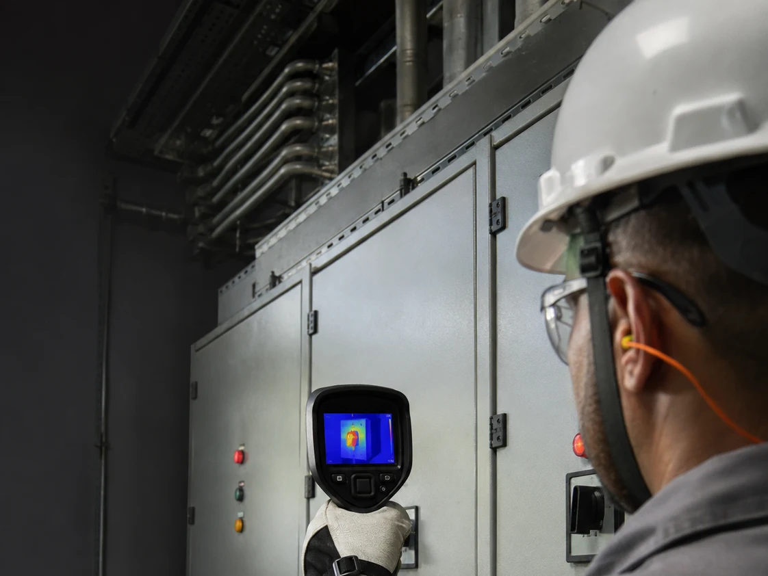 Especialista a avaliar a instalação elétrica de uma empresa