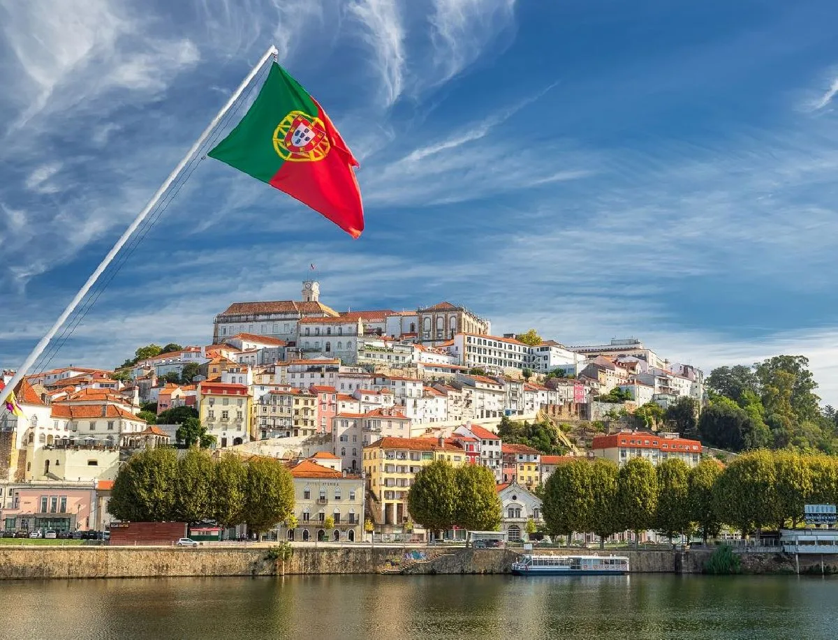 Vista da cidade de Coimbra, em Portugal, à beira do rio Mondego