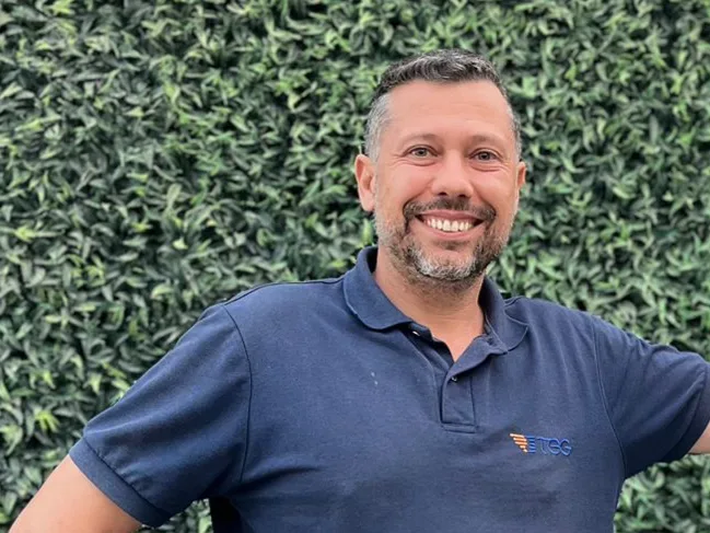 Rafael Galasso a sorrir em frente a um painel de plantas